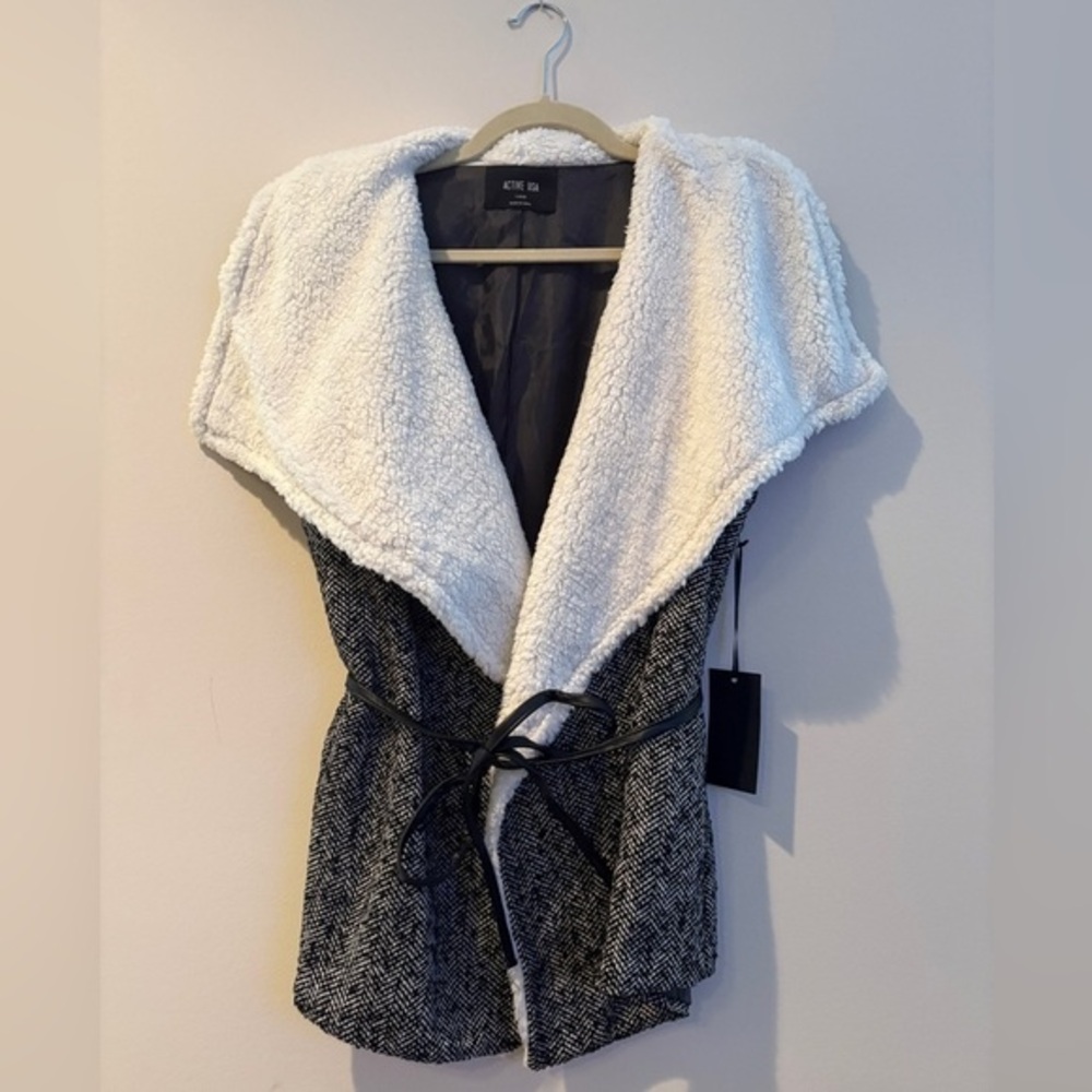 NWT Sleeveless Faux Fur Lining Draped Collar
Belted Tweed Vest Large